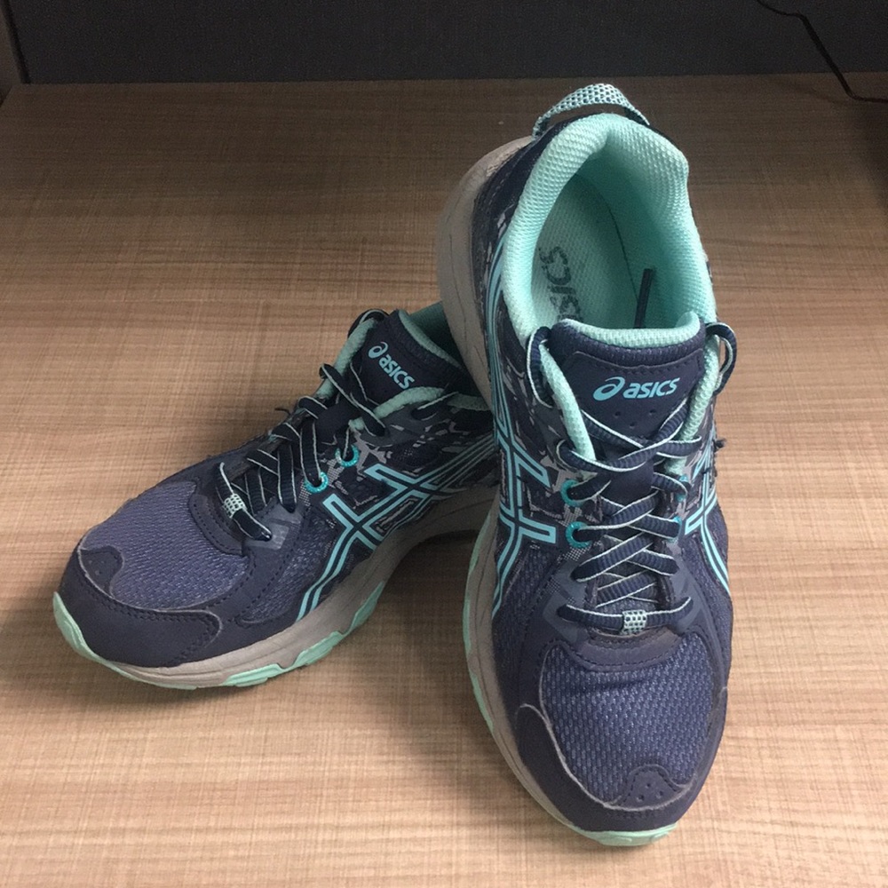 Girl’s Asics Gel Venture 6 running shoes size 4
